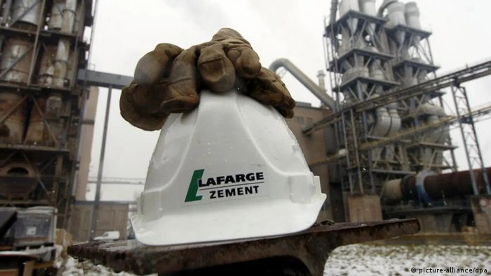 "النيابة العامة الفرنسية تُقدم طلب لإجراء محاكمة أولى لشركة "لافارج" للإسمنت