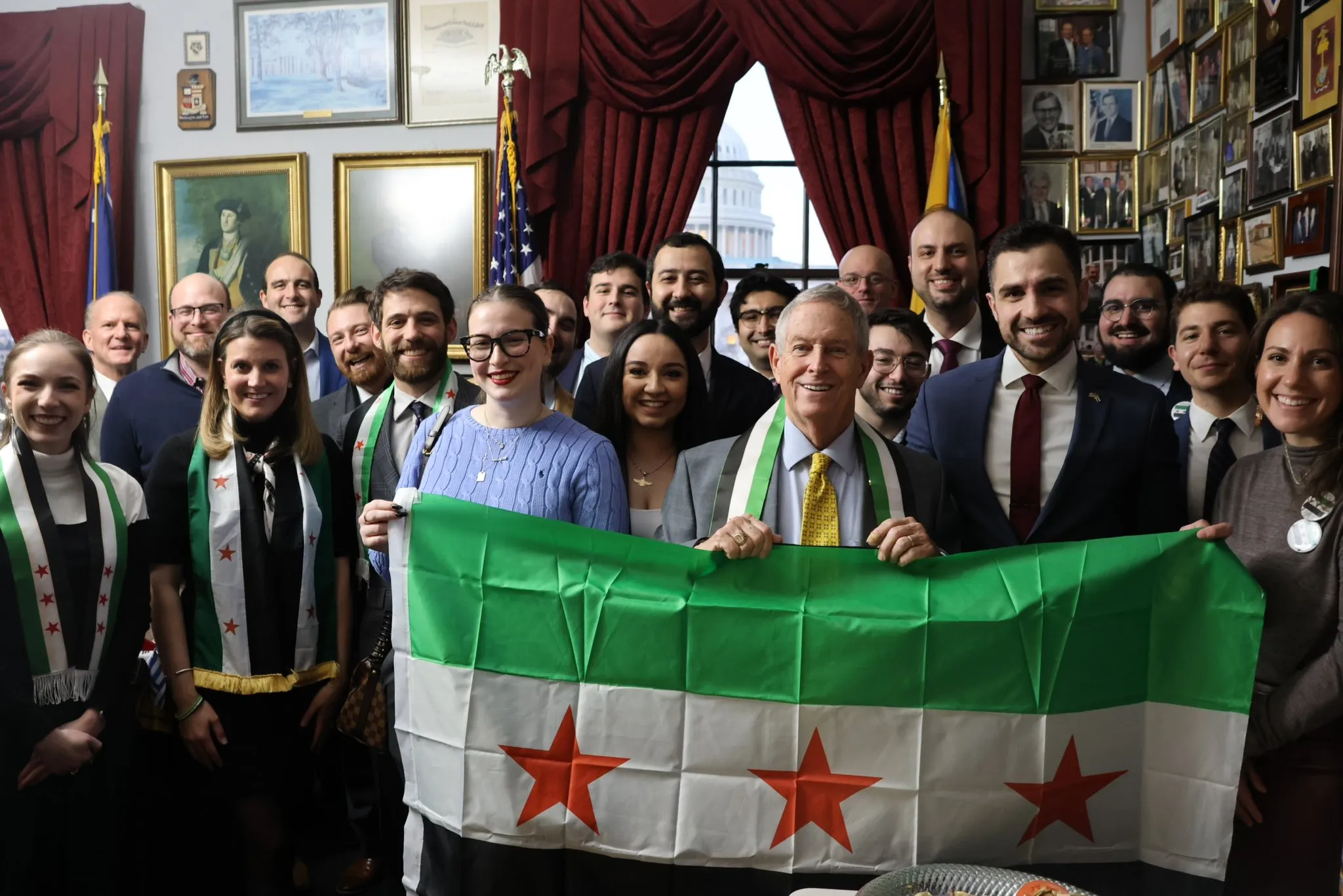 عضو مجلس النواب الأمريكي "جو ويسلون" مع اعضاء من المنظمة السورية للطوارئ وعدد من النشطاء السوريين