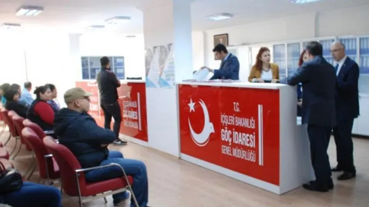 بيان لـ "كوادر حقوقية تركية" يستنكر تعامل مديريات الهجرة مع اللاجئين وترحيلهم قسرياً