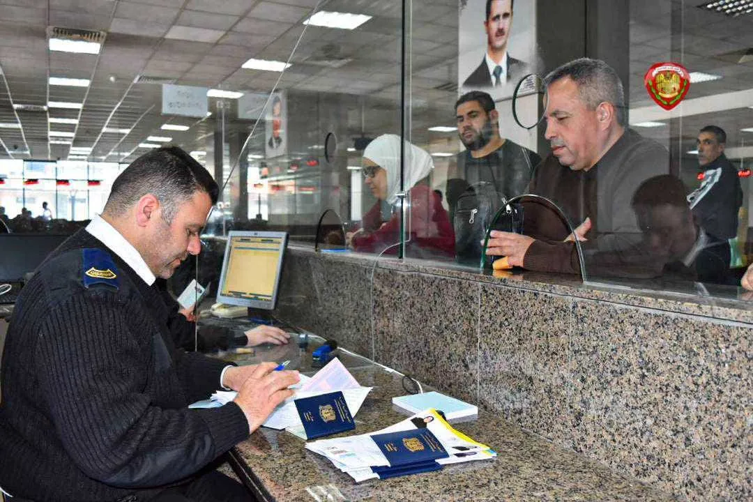 مكاتب تستغل المواطنين.. النظام يعلن استمرار إصدار جوازات السفر ويبرر صعوبة التسجيل بزيادة الطلبات