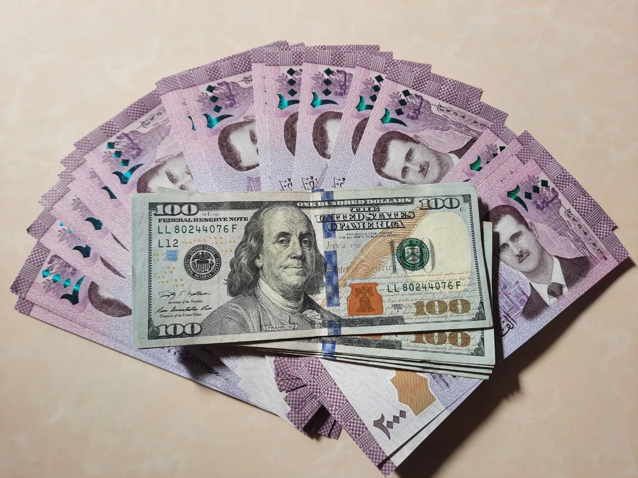 الدولار بـ 13500 ليرة .. مصرف النظام يخفض قيمة الليرة السورية