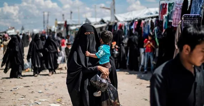 العراق يُعلن استعادة 157 عائلة من عائلات داعـ ـش في مخيم الهول بريف الحسكة