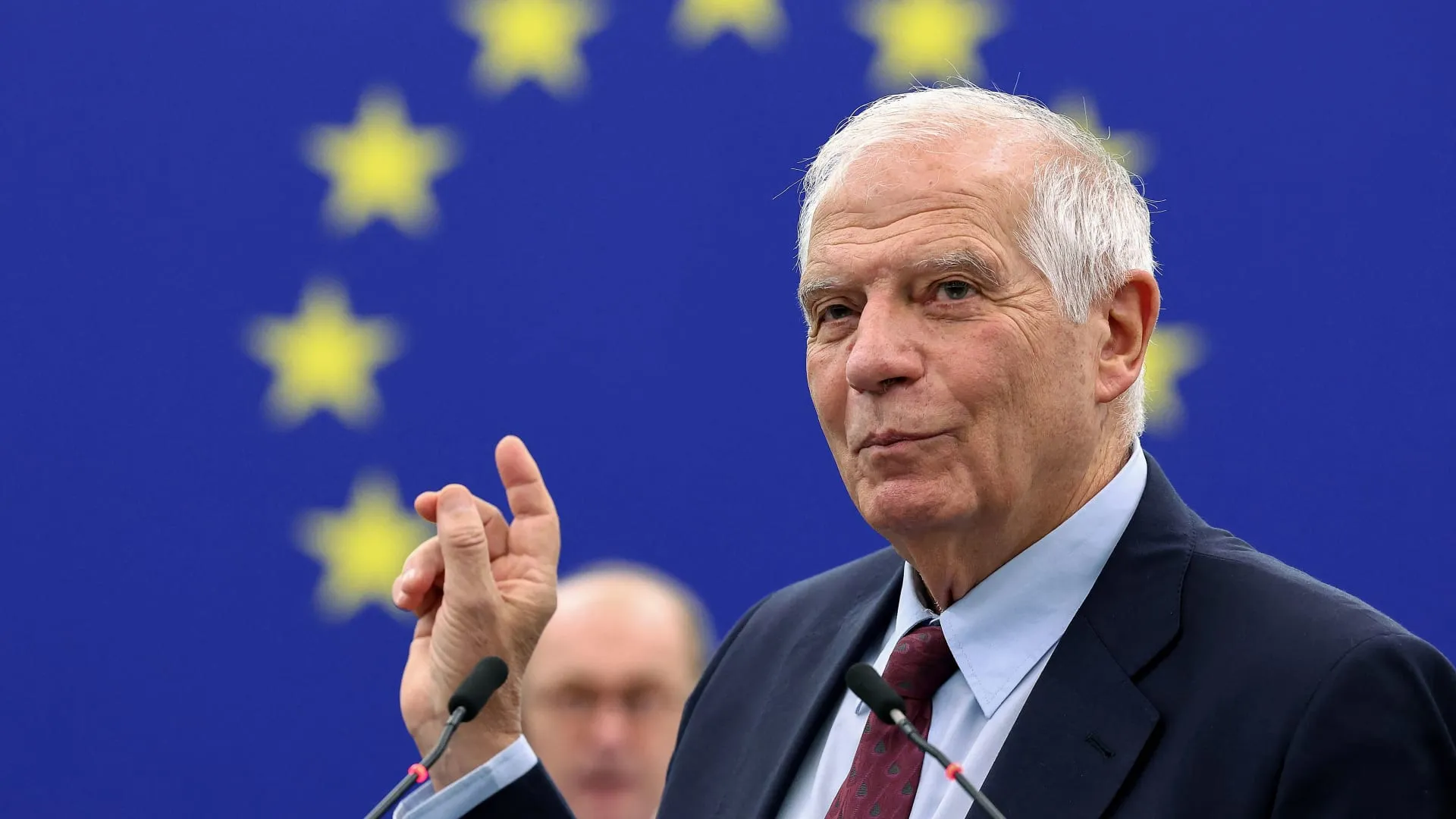مسؤول رفيع بـ "الاتحاد الأوروبي" يُطالب بإعادة تفعيل اللجنة الدستورية السورية بشكل فوري