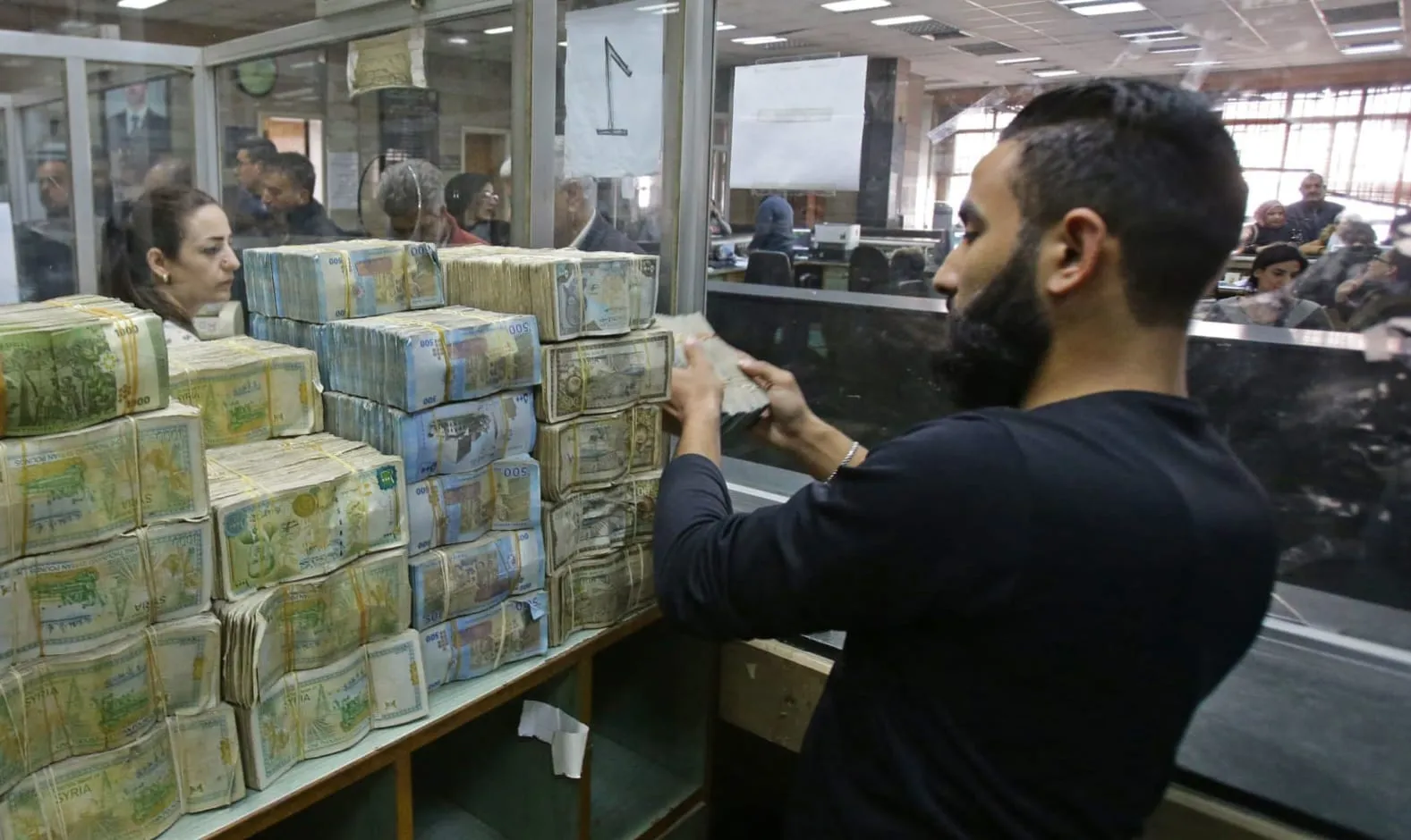 داعياً لزيادتها.. خبير اقتصادي: الرواتب مشكلة شبه مستعصية في سوريا