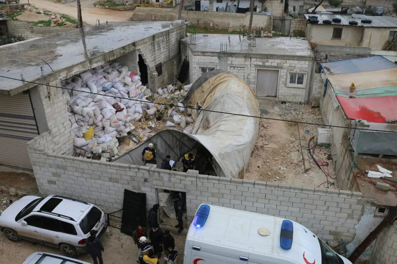فاجعة بوفاة 5 أطفال وإصابة آخرين بانهيار جدار على خيمة تعليمية بريف إدلب