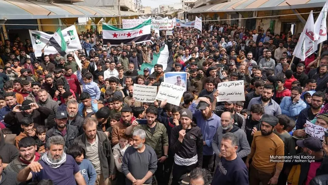 خطيب مسجد يحرض على قتـ ـل المتظاهرين ضد "الجـ ـولاني" بريف إدلب..!!
