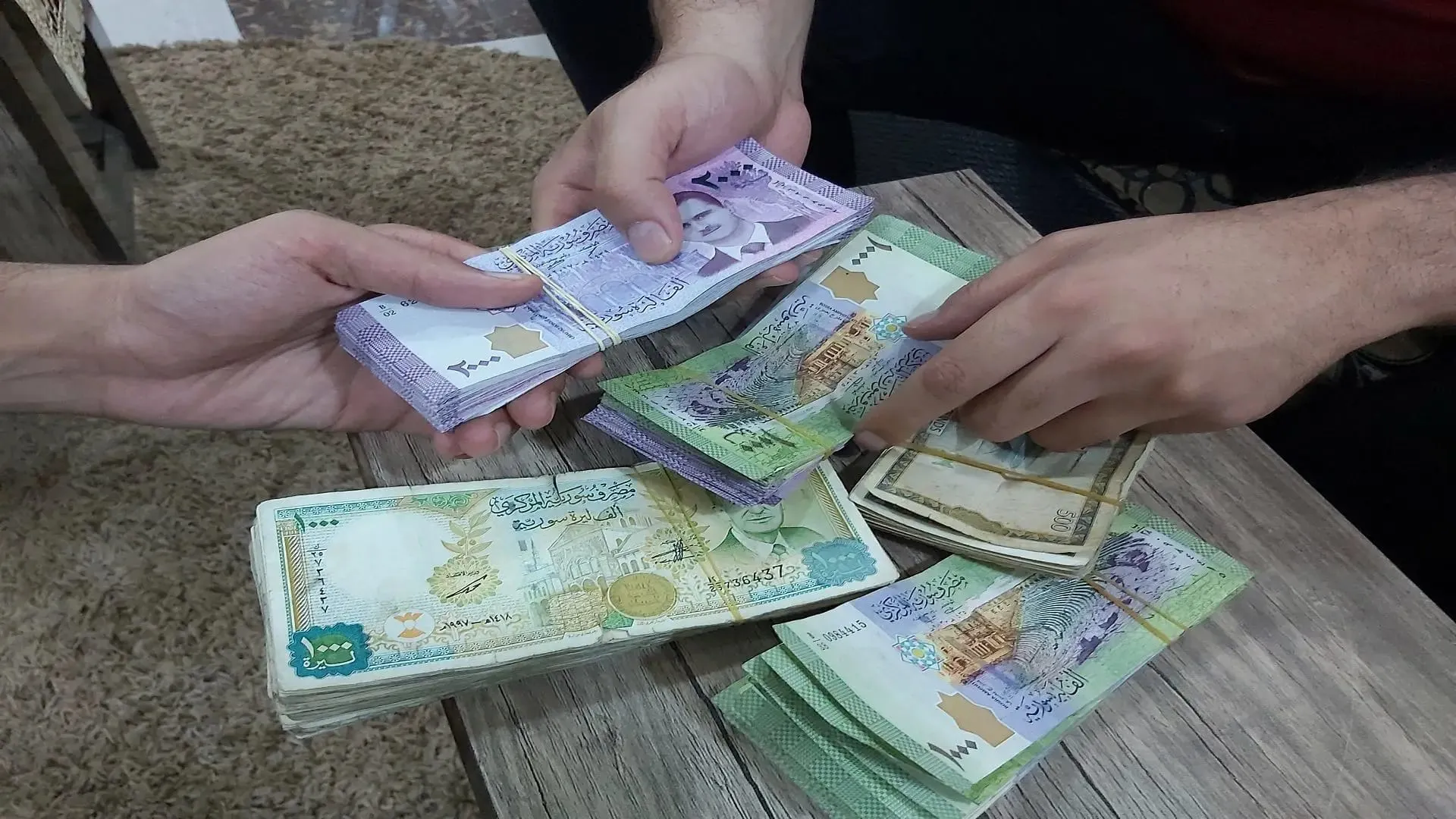 بالتوازي مع تجدد تدهورها.. النظام يخفض قيمة الليرة السورية رسمياً