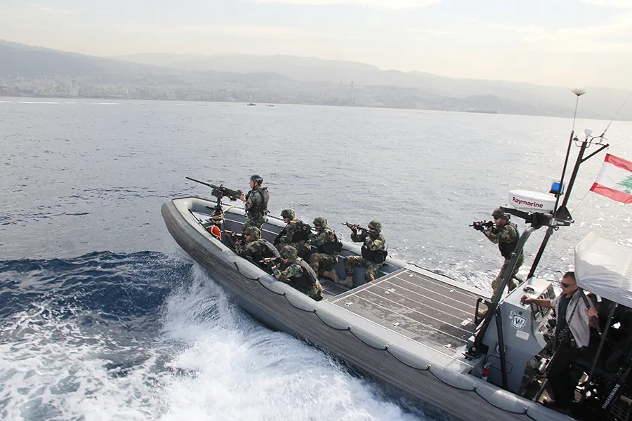 اعتقلتهم خلال محاولتهم الهجرة عبر البحر.. "البحرية اللبنانية" تُعلن تسليم 20 سوريا لنظام الأسد 