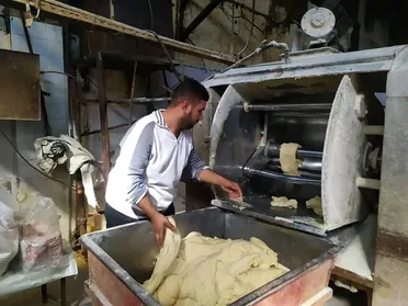 "مدير المخابز" بدمشق يبرر الازدحام ومسؤولة تؤكد: "الخبز يصلح علفاً للحيوانات"