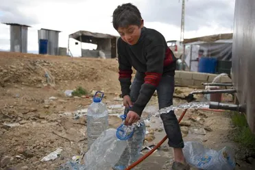 "استجابة سوريا" يُحذر من أزمة مياه خانقة في مخيمات النازحين شمال غرب سوريا