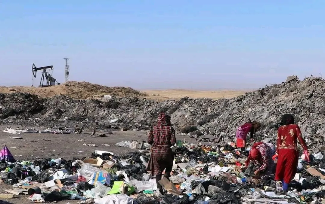سجن وغرامات تصل مليون ليرة.. "الإدارة الذاتية" تمنع نبش القمامة في مدينة الرقة