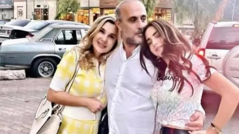 شمس الأسد ووالدتها "رشا خزيم" وفي الوسط والدها دريد الأسد ابن عم بشار الأسد وابن رفعت الأسد