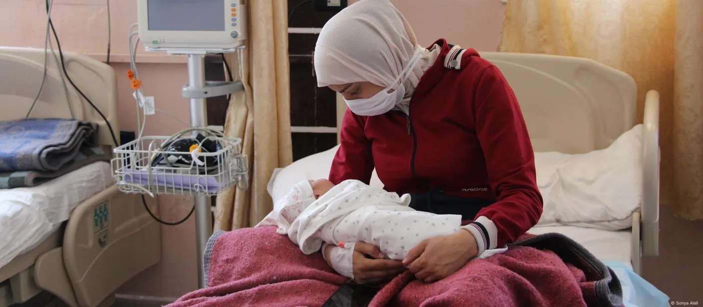 ضعف الخدمات الصحية يضاعف معاناة النساء الحوامل العائدات إلى قراهن في ريفي إدلب وحماة