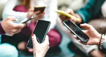 تعلق الطلاب بالهواتف الذكية يؤثر على دراستهم: كيف يساعد الأهالي في تنظيم وقت أبنائهم؟