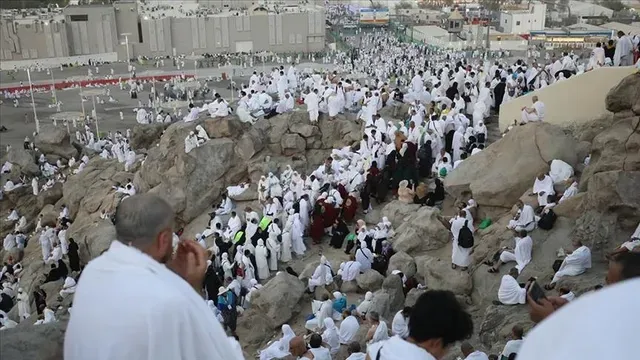 السعودية تتيح أداء العمرة لجميع حاملي التأشيرات دون استثناء
