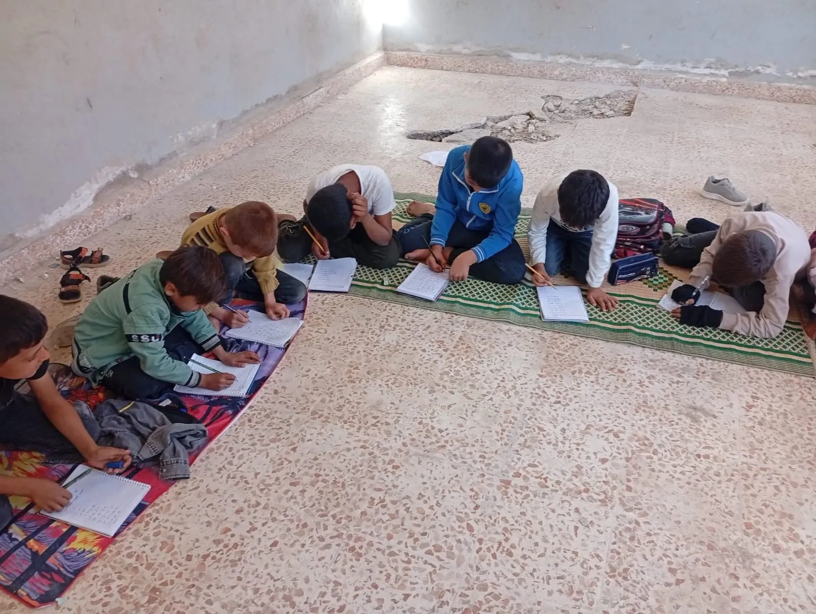 بين الجدران المهدمة والكتب على الأرض: طلاب يصرون على التعلم