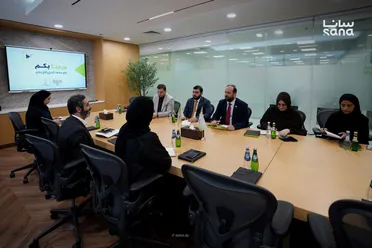 وزير الإعلام يبحث التعاون مع شبكة الجزيرة في الدوحة
