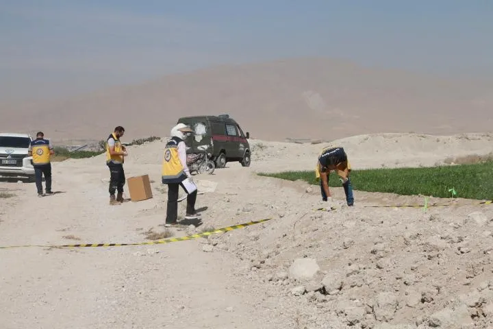 العثور على مقابر جماعية جديدة في القريتين وعدرا.. والخوذ البيضاء توثق رفات نساء وأطفال