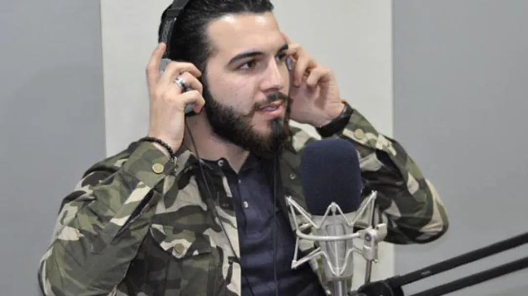 من دعم الأسد إلى دار الأوبرا... جدل من مشاركة "حازم شريف" في "عادت شمس الحرية"