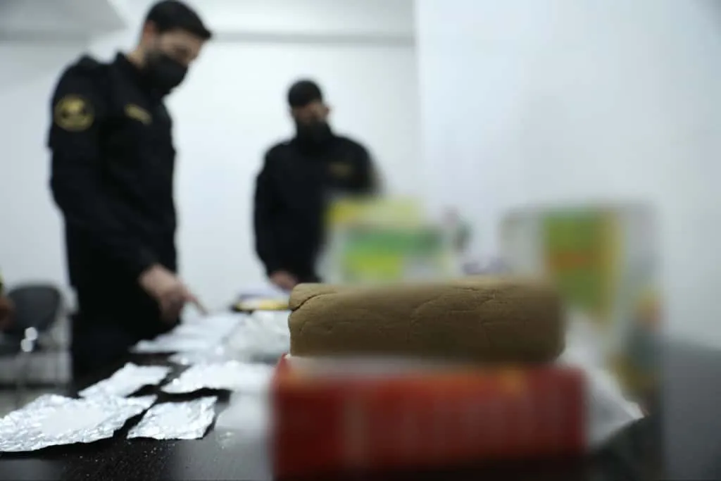 القضاء يشدّد إجراءاته ضد شبكات المخدرات ويكشف تورّط قيادات أمنية سابقة