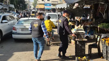 إشغال الأرصفة… معاناة يومية للأهالي بين الازدحام وتهديدات السلامة