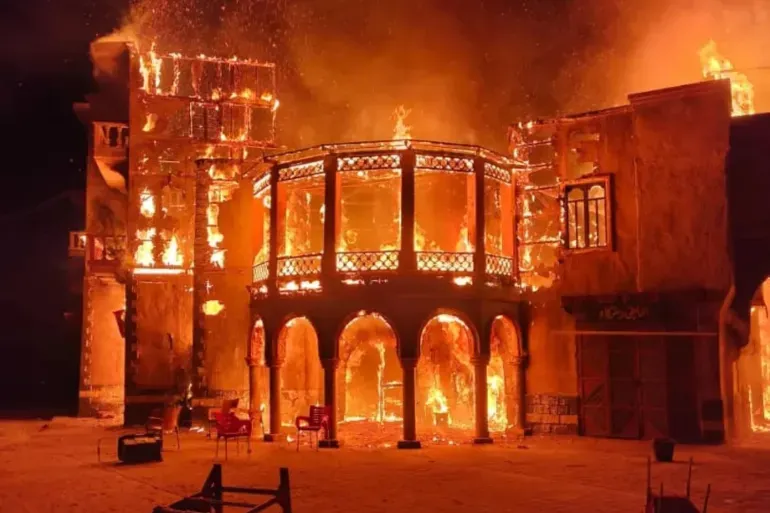 حريق ضخم يدمّر موقع تصوير مسلسل "النويلاتي" في مدينة الفيصل الإعلامية