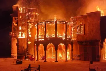 حريق ضخم يدمّر موقع تصوير مسلسل "النويلاتي" في مدينة الفيصل الإعلامية