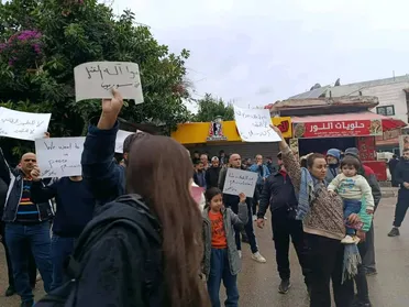 وسط انقسام علوي .. تظاهرات احتجاجية في اللاذقية وطرطوس وقوى الأمن تؤمن حمايتها