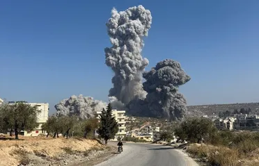 وسط مخاوف متزايدة بين المدنيين.. انفجار جديد لمستودع ذخيرة يوقع ضحايا في كفرتخاريم بإدلب 