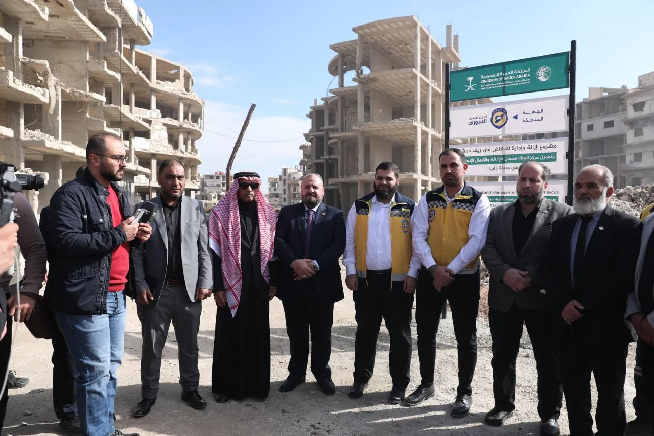 بدعم سعودي.. "الخوذ البيضاء" تُعلن انطلاق مشروع إزالة الأنقاض في دوما وداريا 