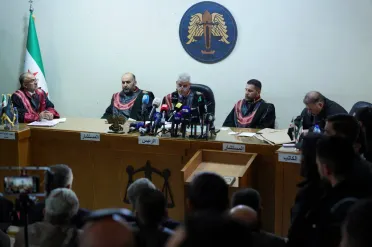 تحقيق لــ”نيويورك تايمز” يكشف التحديات التي تواجه المحاكمات الأولى في سوريا الجديدة