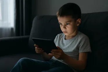 مشاهد العنف والرعب بين أيدي الأطفال: المخاطر النفسية والسلوكية لغياب الرقابة الأبوية