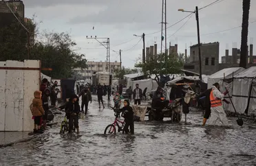 عاصفة "بايرون" تتجه إلى الشرق الأوسط … وتحذيرات من أمطار غزيرة وفيضانات