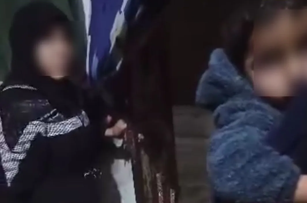 غضب شعبي عارم بعد انتشار فيديو إذلال “كنّة” وإجبارها على تقبيل قدم حماتها بحلب