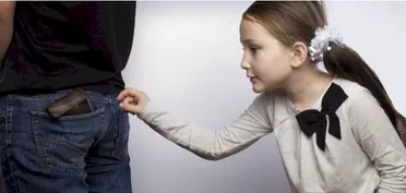 السرقة عند الأطفال... سلوك يثير القلق ولا يُعالج بالعقاب