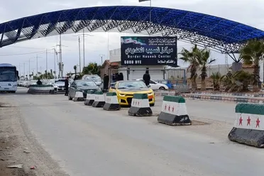 سائقو “البحارة” يعتصمون عند معبر نصيب احتجاجاً على قرار منع نقل البضائع