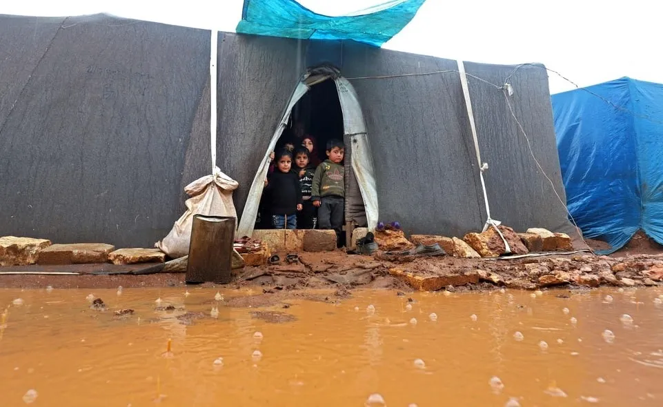 العودة المؤجلة: تحديات تجبر النازحين على البقاء في المخيمات وتحرمهم من الاستقرار في ديارهم