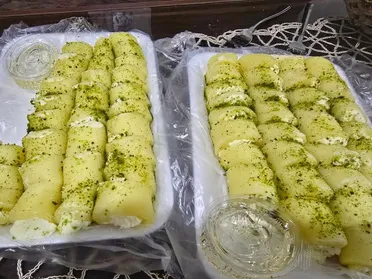 حلاوة الجبنة... حين تتحول الحلوى إلى ساحة تنافس تاريخي