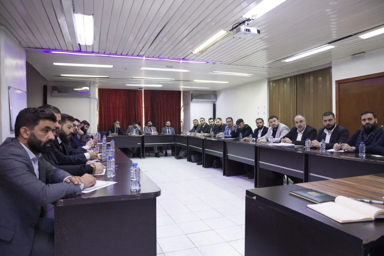 وزير الإعلام يوجّه باعتماد خطاب وطني جامع ويطالب بتقارير أداء احترافية