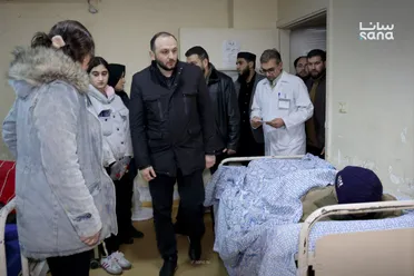 محافظ حمص برفقة مسؤولين يطمئنون على حالة المصابين جراء التفجير الإرهابي