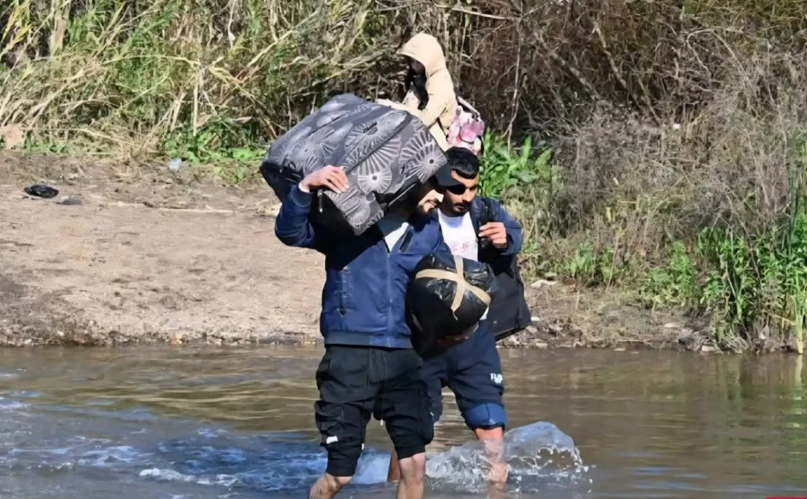 حالات غرق إثر إجبار الجيش اللبناني عائلات سورية على عبور نهر حدودي