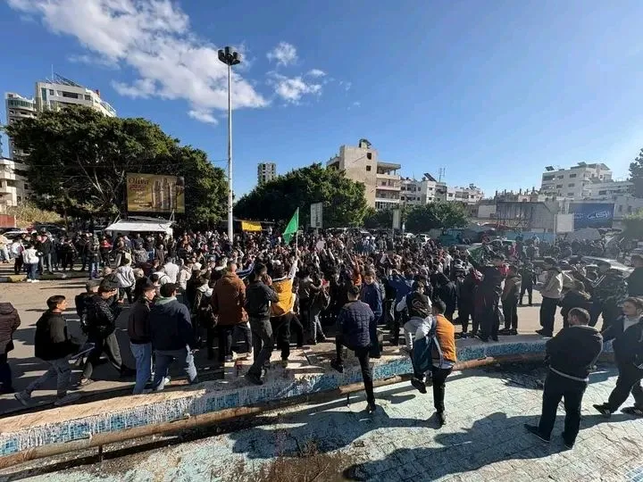 من حناجر الثورة إلى أفواه الموالين: شعارات 2011 تعود في سياقٍ مختلف