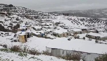 أمطار غزيرة وبرد قارس… مأساة تتجدد في مخيمات الشمال السوري