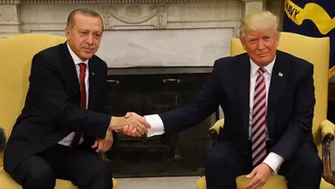 "أردوغان" يدعو "ترامب" لتخفيف العقوبات عن سوريا لتحقيق الاستقرار