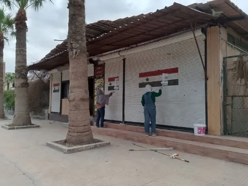 "دير الزور أحلى".. حملة تطوعية تواصل إزالة رموز القمع وتلوّن شوارع المدينة بالحياة