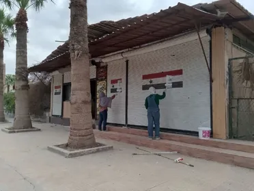 "دير الزور أحلى".. حملة تطوعية تواصل إزالة رموز القمع وتلوّن شوارع المدينة بالحياة