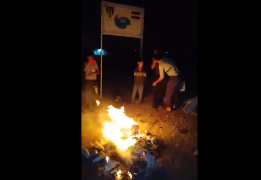 أهالي بلدة العشة في ريف القنيطرة يحرقون مساعدات إسرائيلية رفضًا للتعامل معها