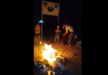 أهالي بلدة العشة في ريف القنيطرة يحرقون مساعدات إسرائيلية رفضًا للتعامل معها