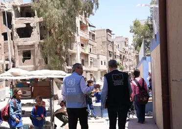 وفد أوروبي يختتم زيارة ميدانية لمخيم اليرموك وتحذيرات فلسطينية من تقليص دعم الأونروا
