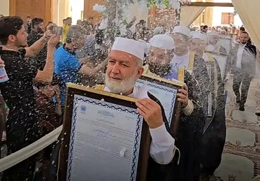 من الباصات الخضر إلى منصة التكريم.. حلب تحتفي بعودة أهل القرآن